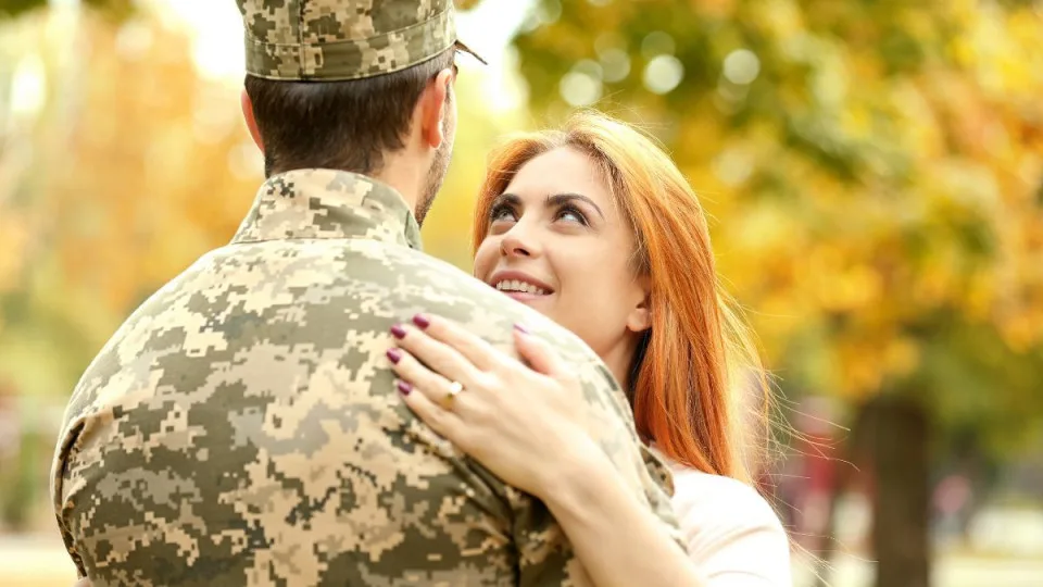 Может ли жена военного перенести отпуск под приезд мобилизованного мужа