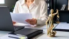 В Великобритании судья перепутала адвоката с клиентом и выгнала его с заседания: чем все закончилось