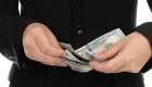 Українці стали рідше стикатися з корупцією, але її поширеність досі оцінюють як високу – НАЗК