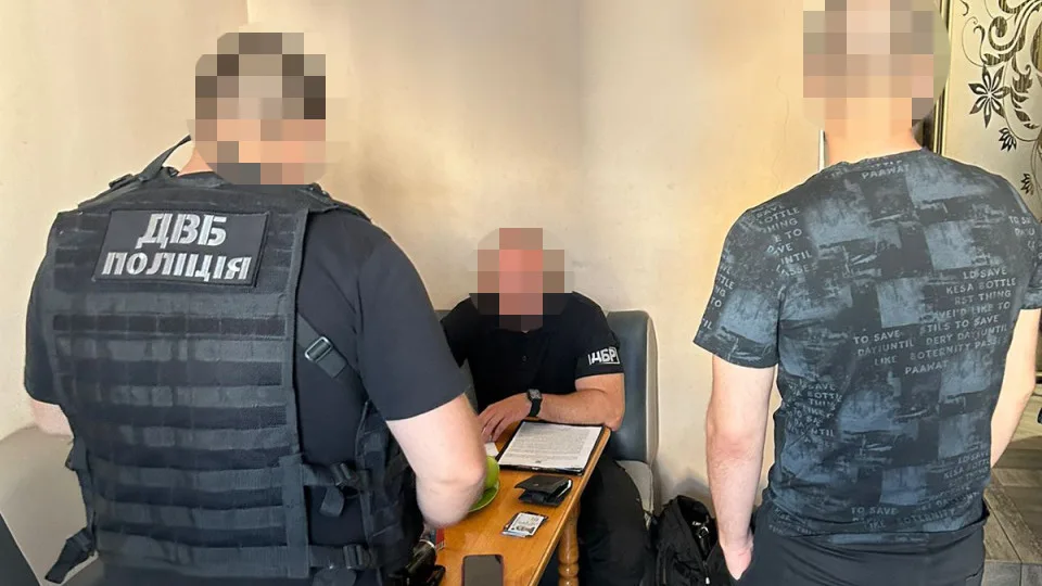 В Харькове двое полицейских и гражданский продавали бронирование на критическом предприятии за $4500