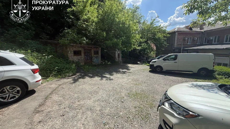 В Киеве права на мусоросборники возле Майдана зарегистрировали по решению суда, которого нет в реестре