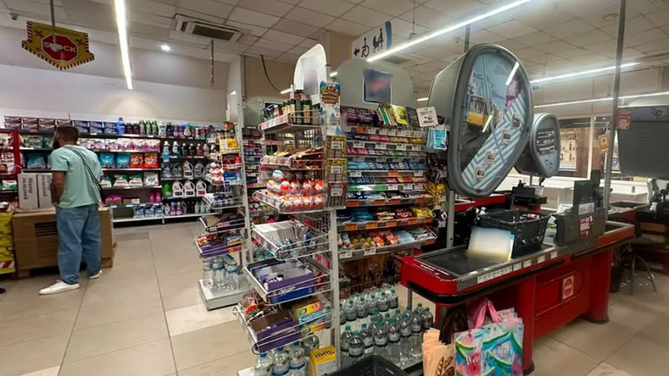 У Миколаєві хлопець відкрив стрілянину в магазині, щоб з’ясувати чия дівчина права