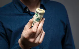 Currency trap for Ukrainians abroad: why the NBU limits of 2022 became a problem in 2026