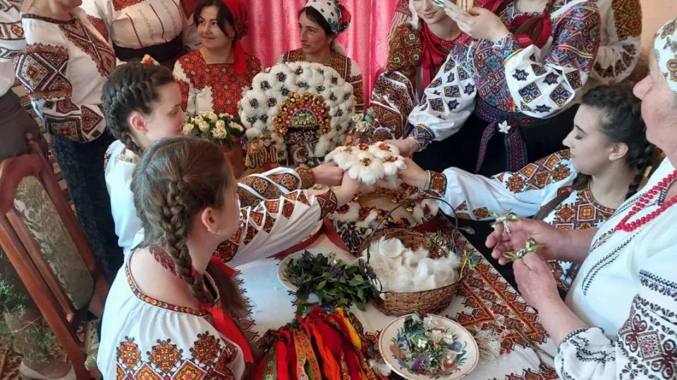 Унікальний весільний пір'яний вінок із Прикарпаття внесли до культурної спадщини: чим він особливий