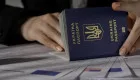 Українці можуть одночасно оформити ID-картку та закордонний паспорт: що потрібно знати