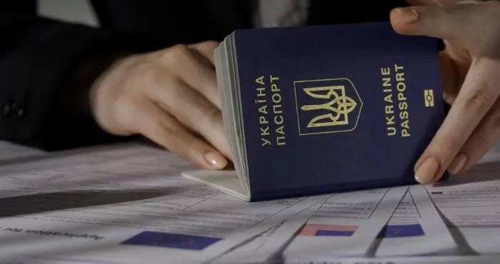 Українці можуть одночасно оформити ID-картку та закордонний паспорт: що потрібно знати