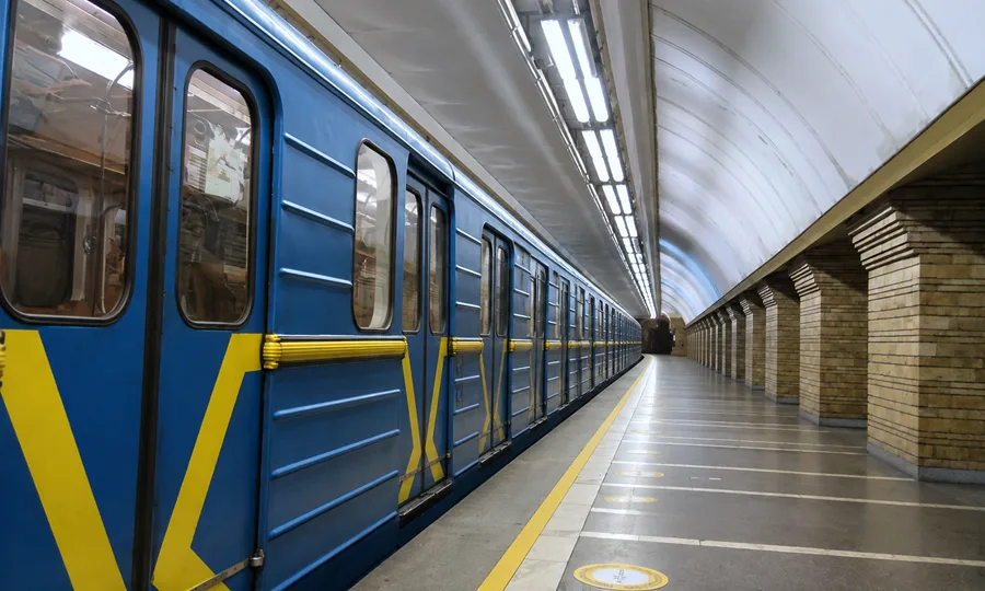 Почему поезда метро не остаются на станциях ночью: в КГГА объяснили причину
