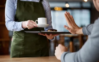 Работникам магазинов и кафе хотят разрешить применять физическую силу в отношении агрессивных клиентов