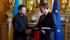 Владимир Зеленский наградил Эммануэля Макрона Орденом Свободы
