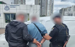 У Києві чоловік обіцяв «бронювання» від мобілізації за 7 тисяч доларів — його затримали