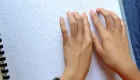 Платіжки та тарифи стануть доступними для людей з інвалідністю: Кабмін зобов’язав постачальників використовувати шрифт Брайля та жестову мову