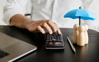 Роботодавець оплатив працівнику річне страхування життя: коли потрібно сплачувати ПДФО і військовий збір