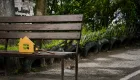 В Днепре женщина отсудила 5 тысяч гривен за скамейку возле подъезда, которую демонтировало ОСМД