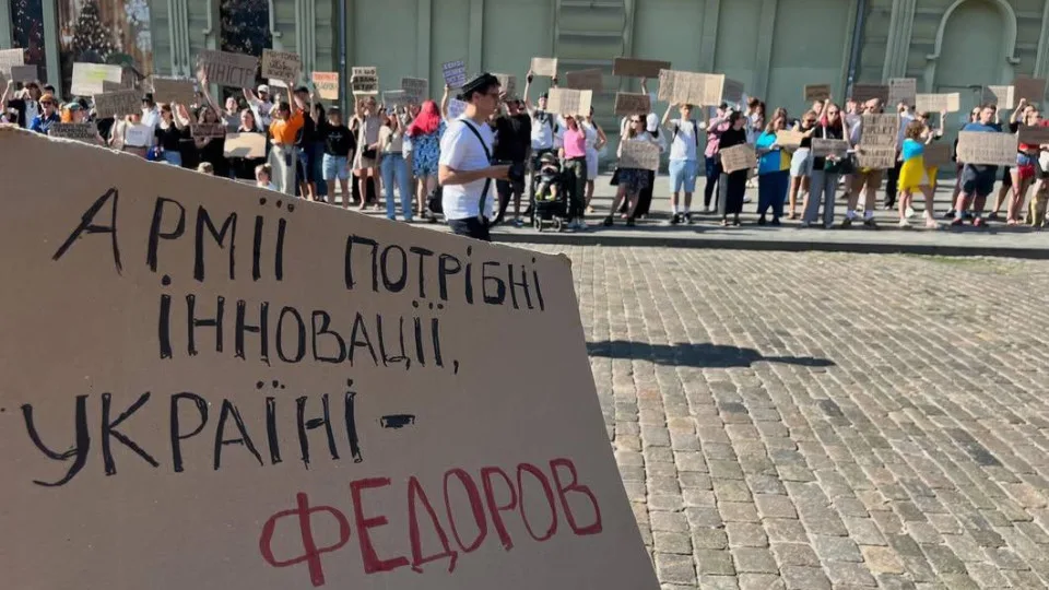 У містах України проходять акції протесту проти відставки Михайла Федорова з посади міністра оборони