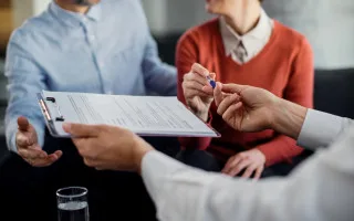 Когда присутствие свидетелей при удостоверении завещания обязательно: разбор практики Верховного Суда