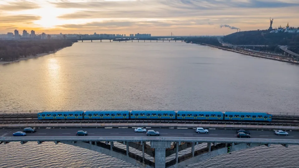 В Киеве планируют реставрировать мост Метро: что с движением поездов