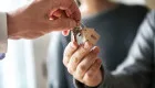 В Киеве суд вынес приговор мошеннику, который бесплатно пожил в 68 квартирах за три месяца