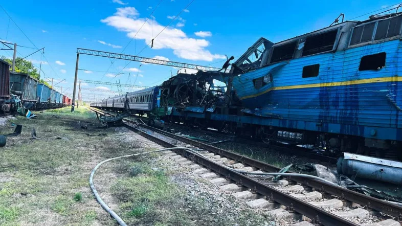 Враг ударил дроном по пассажирскому поезду в Запорожской области
