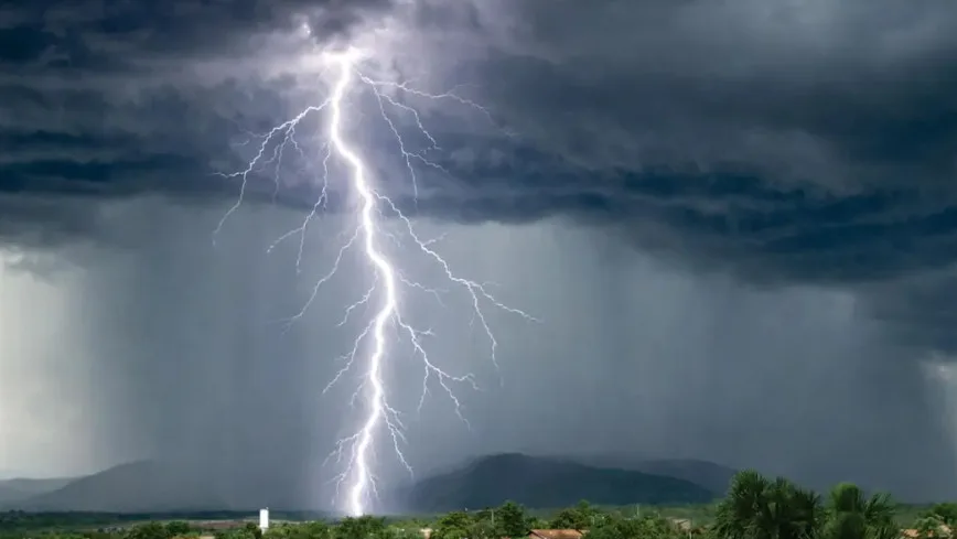 Thunderstorms, hail, and squalls: residents of Kyiv and several regions warned about bad weather