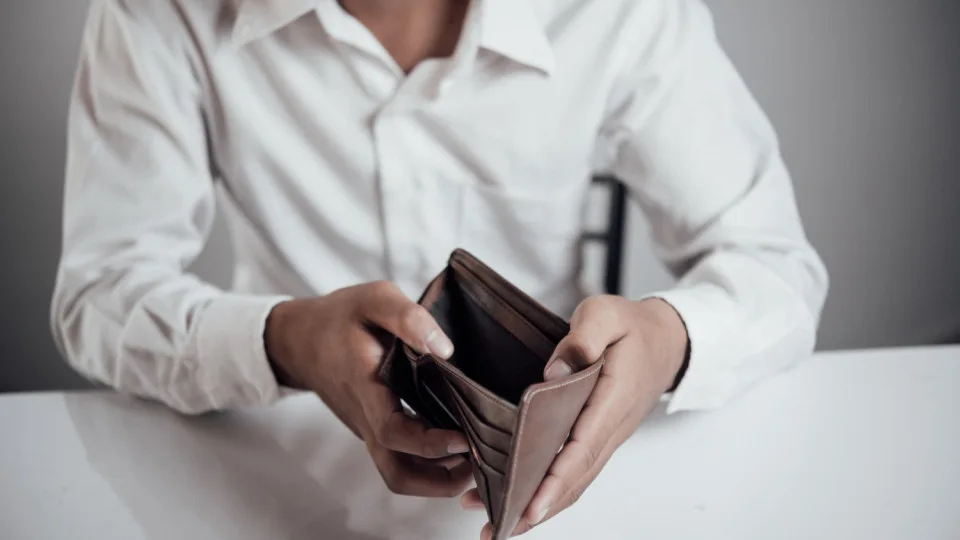 Money Blocked on Card Due to Debts: Debtor's Rights, Spending Limits, and Procedure for Lifting the Arrest