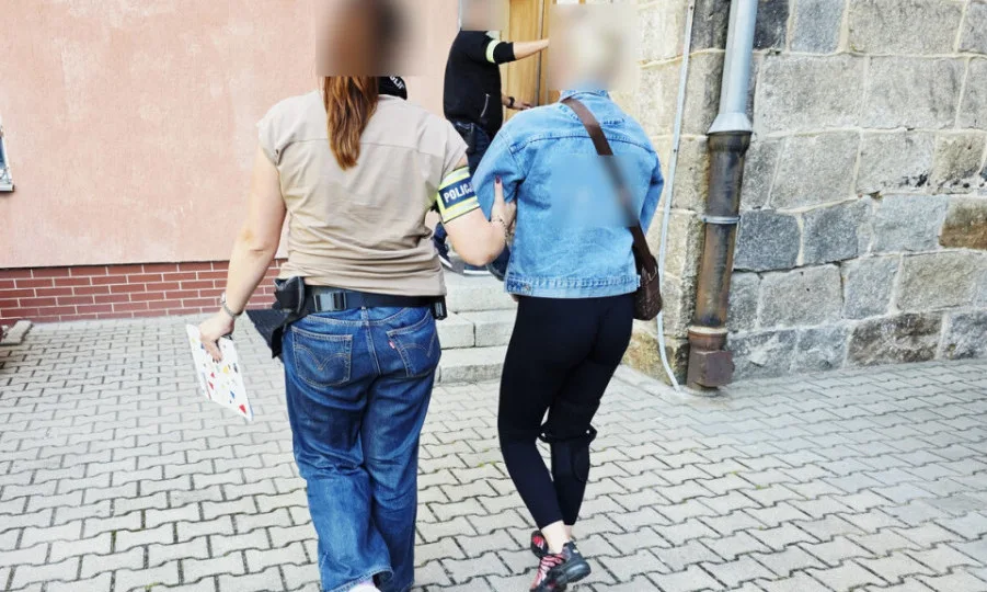 В Польше женщина возле бассейна напала на украинских детей из-за их языка