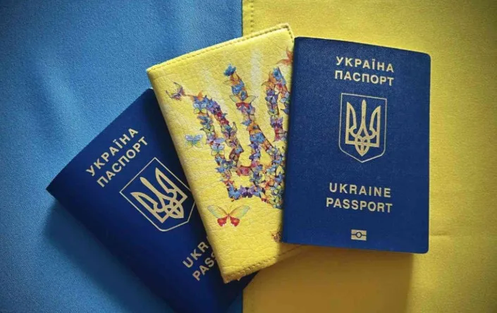 Обязательно ли менять заграничный паспорт после смены фамилии