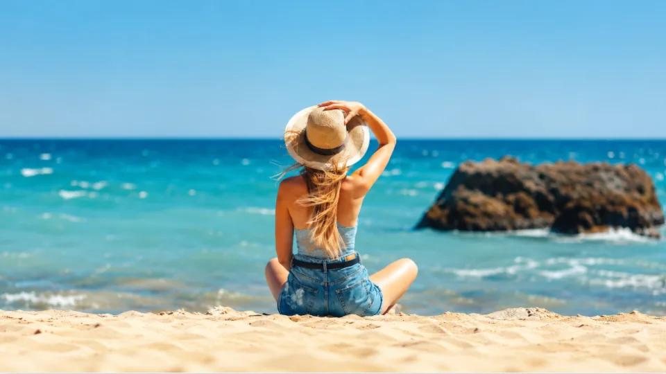 Umbrellas and "reserving" a spot will cost thousands of euros: why tourists are fined on European beaches