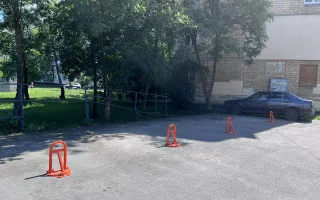 «Парковочная жабка» во дворе дома: можно ли законно закрепить за собой парковочное место