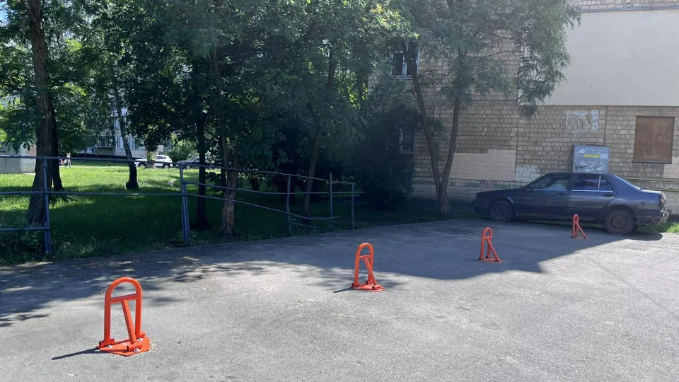 «Парковочная жабка» во дворе дома: можно ли законно закрепить за собой парковочное место