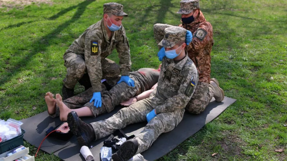 После фронта — в скорую: как боевые медики могут продолжить работу после увольнения со службы
