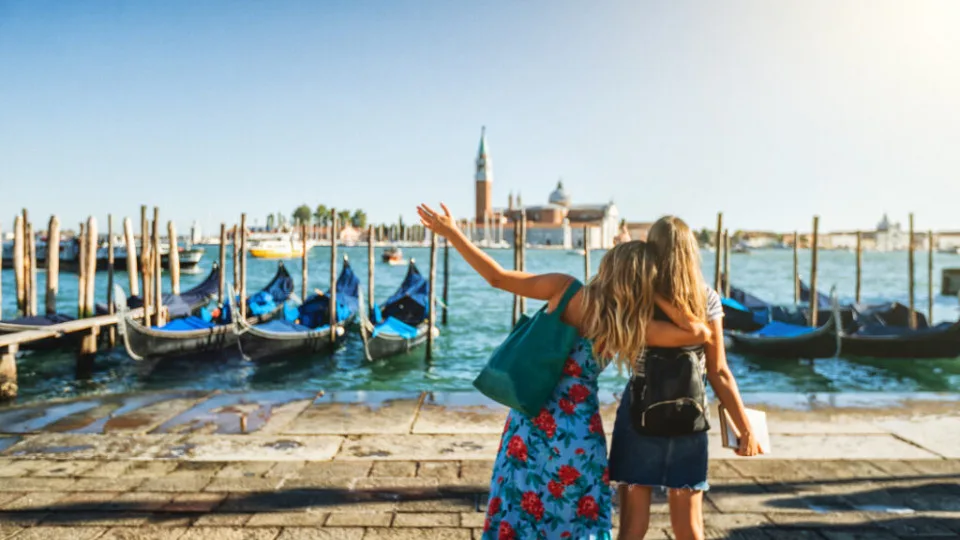 Tourists in Italy face fines up to 200 euros: what not to do in Venice