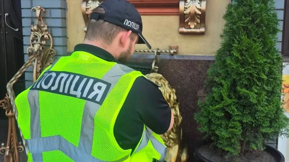 У Києві біля ресторану виявили гранати: поліція проводить перевірку