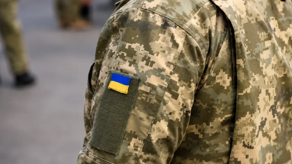 В Киеве мобилизованный, который более трех лет находился в СЗЧ, во время застолья тяжело ранил мужчину — получил 6 лет