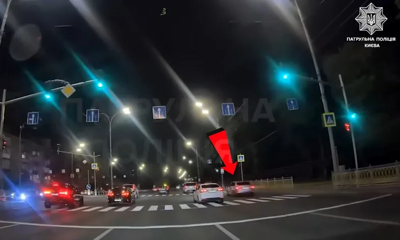 В Киеве наказали водителя Audi, который проехал по полосе общественного транспорта