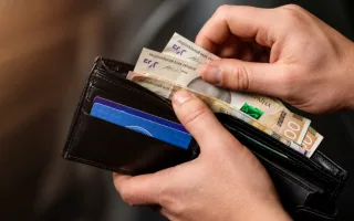 Зарплату можно получать на карту другого человека: при каких условиях это законно
