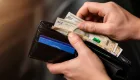 Зарплату можна отримувати на картку іншої людини: за яких умов це законно