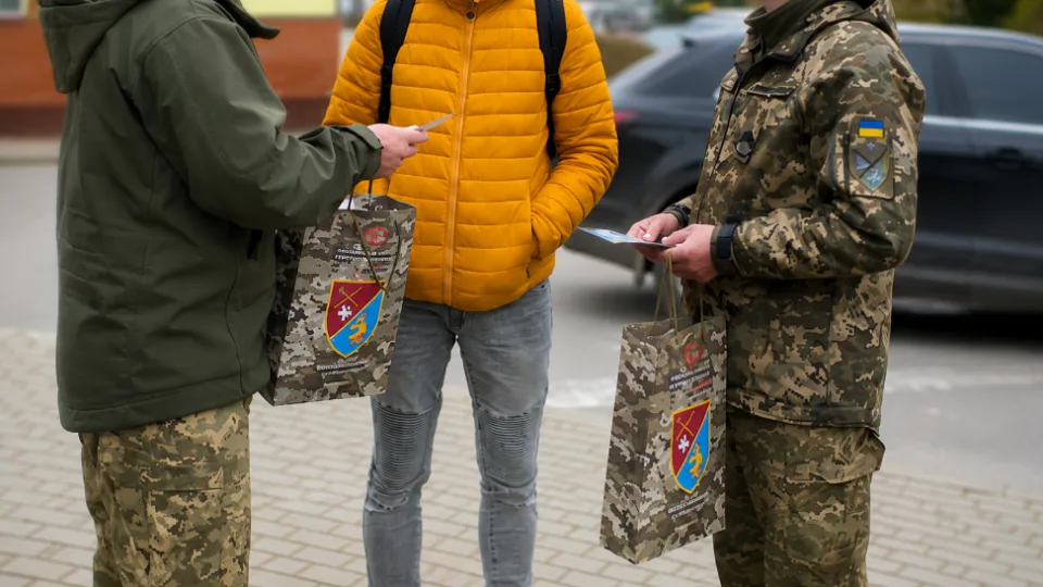 Чоловіка, який має проблеми із зором, мобілізували і призначили снайпером — втрутився суд