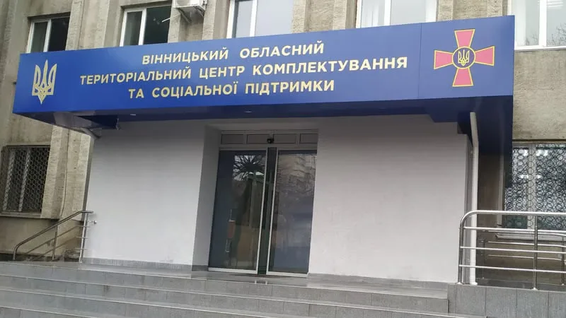 В Винницкой области мужчина с нецензурной бранью и ножом напал на группу оповещения ТЦК: военнослужащий получил ранение