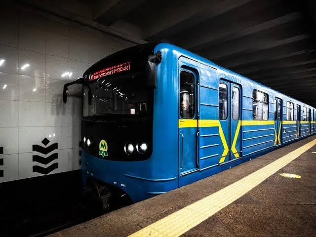 Поезда могут задерживаться на минуту — в киевском метро хотят ввести минуту молчания