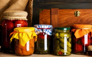 Даже без вздутой крышки: какие домашние консервы могут быть смертельно опасными