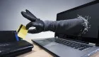 Шахраї списали гроші з картки жінки – суд зобов’язав банк повернути постраждалій списані кошти, скасувати кредит і виплатити компенсацію