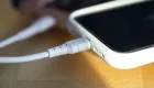 Использование смартфона при зарядке: сокращает ли это срок службы батареи
