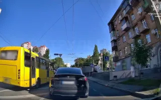 В Киеве наказали водителя автобуса, пересекшего сплошную линию дорожной разметки