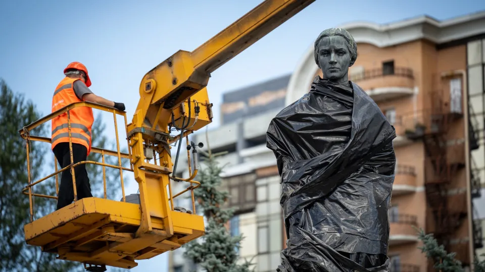 Protective structures are being dismantled from monuments in Kyiv