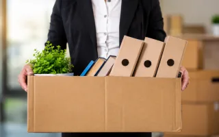 Работодатель не может просто уволить работников: что предусматривает закон в случае ликвидации предприятия