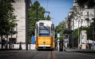 Венгрия начала экономить электроэнергию: скорость движения метро снизят, парламент останется без подсветки
