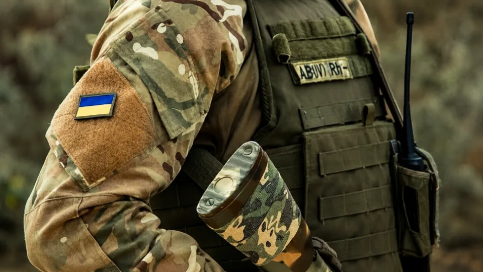 Военнослужащие по контракту могут выезжать за границу: в каких случаях это разрешено