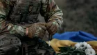 Вдові військового, якого застрелив командир, відмовили в оформленні документів для отримання допомоги: чому це незаконно