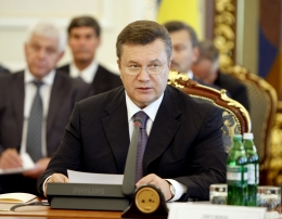 Янукович хочет уравнять в правах женщин и мужчин