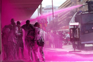 Угандских оппозиционеров полиция покрасила в розовый цвет